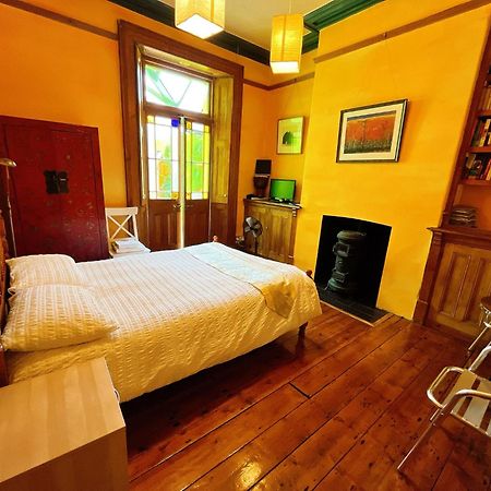 Funky Urban Jungle Bed and Breakfast Cardiff Exteriör bild