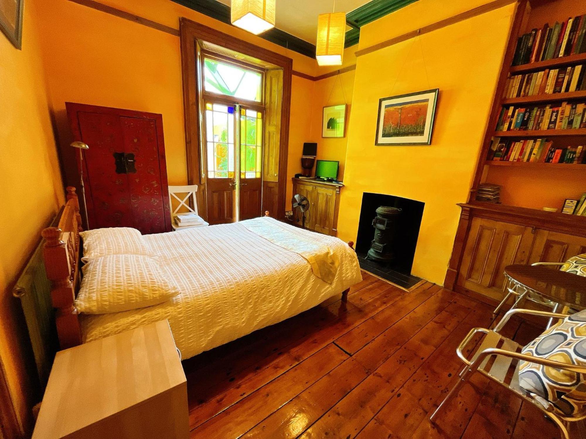 Funky Urban Jungle Bed and Breakfast Cardiff Exteriör bild